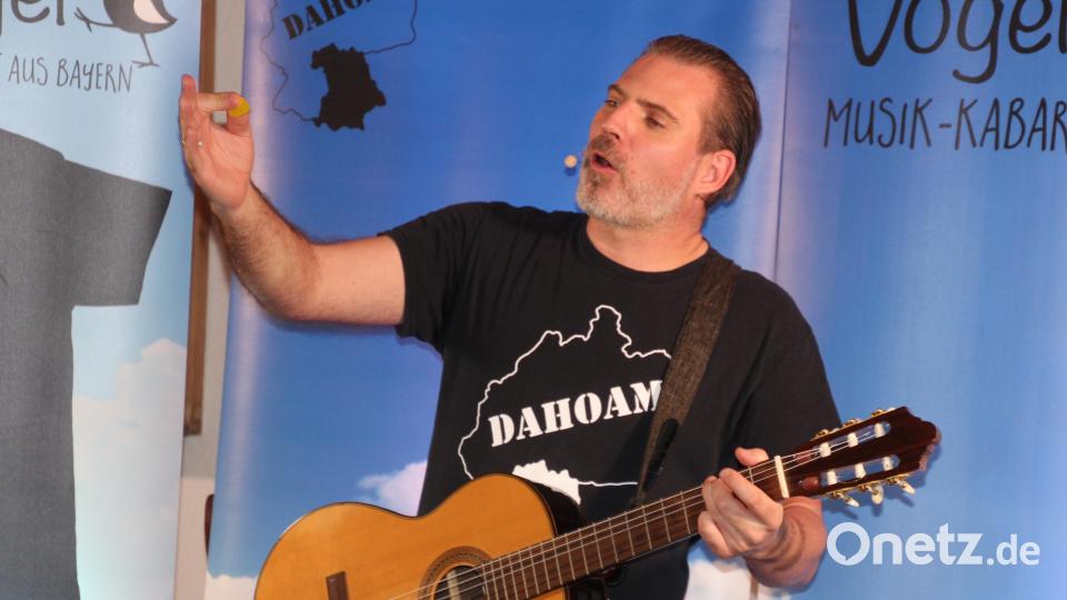 Bayerisches Kabarett lieferte &quot;Vogelmayer&quot;, der eigentlich Markus Mayer heißt und aus Straubing stammt, bei seinem Auftritt im Gasthof Sommer ab. Bild: kro