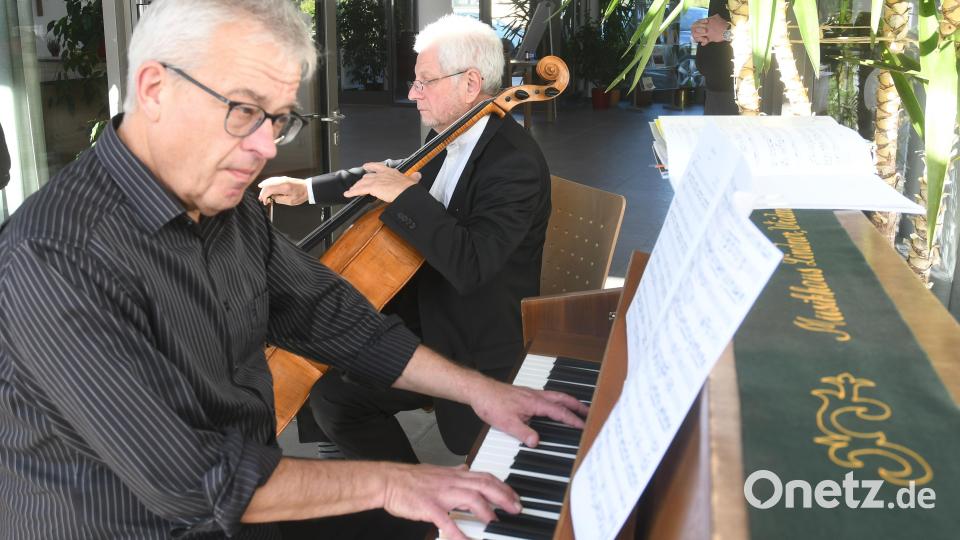 Michael Bertelshofer und Janusz Skutella gestalten die Segnungsfeier musikalisch. Bild: Gabi Schönberger