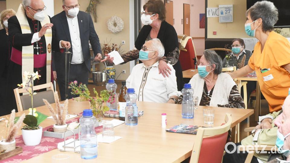 Bischof Rudolf Voderholzer im Gespräch mit Senioren der Tagespflege. Bild: Gabi Schönberger