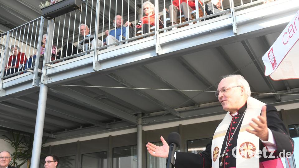 Bischof Voderholzer segnet das neue Caritas Wohn-, Pflege- und Sozialzentrum St. Konrad. Bild: Gabi Schönberger