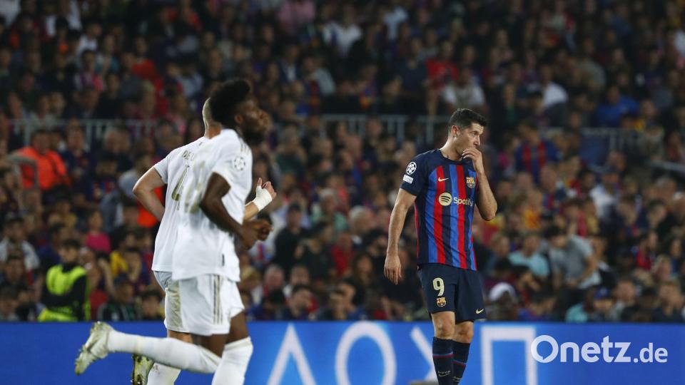 Die Bayern (links) haben gerade getroffen, Robert Lewandowski (rechts) steht der Frust ins Gesicht geschrieben. Bild: Joan Monfort/dpa