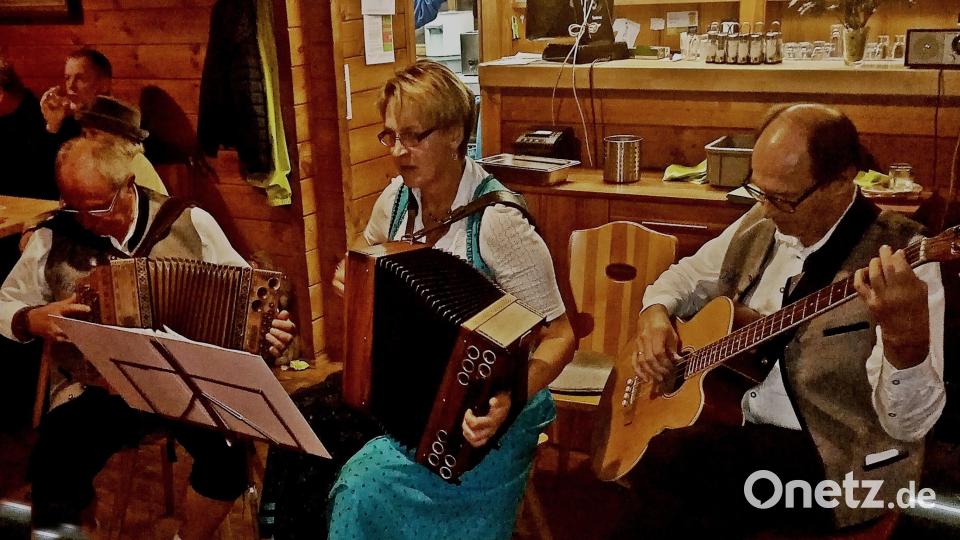 Begeisterndes Volksmusik-Musikantentreffen des OWV Weiden in der „Strobelhütte“, hier spielt die Wirtshauseck Musik. Bild: R. Kreuzer