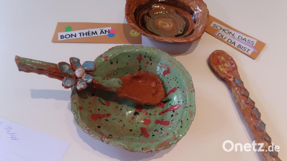 Mit Tellern und Löffeln aus Keramik, die von Kindern gestaltet wurden, sowie einer Kürbissuppe sollen die Gäste der Aktion &quot;Platz nehmen&quot; zu Gesprächen ermuntert werden. Bild: Kunz