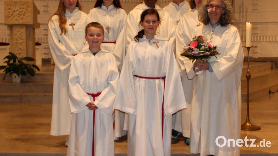 Die neue Gemeindereferentin Waltraud Dobmann (rechts) wurde von Pfarrer Augustin Lobo beim Gottesdienst herzlich begrüßt. Dobmann wurde mit einem Blumenstrauß von der Ministranten überrascht. Bild: lep