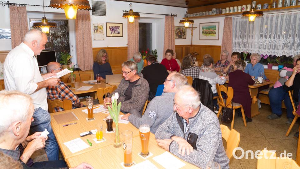 Zur Jahreshauptversammlung traf sich der SPD-Ortsverein im Gasthof &quot;Zur Hetsche&quot;. Mit auf dem Bild Geschäftsführer Franz Bauer jun. (links) und Ortsvorsitzende Petra Thomas (sitzend, hinten). Bild: exb