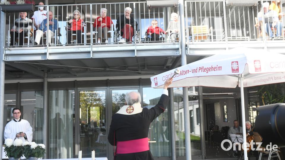 Bischof Rudolf Voderholzer grüßt die Heimbewohner. Bild: Gabi Schönberger