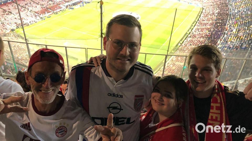 Der Pfreimder Sepp Reichl (links) feiert mit Bayern-Fans im Camp Nou. Bild: Reichl/privat