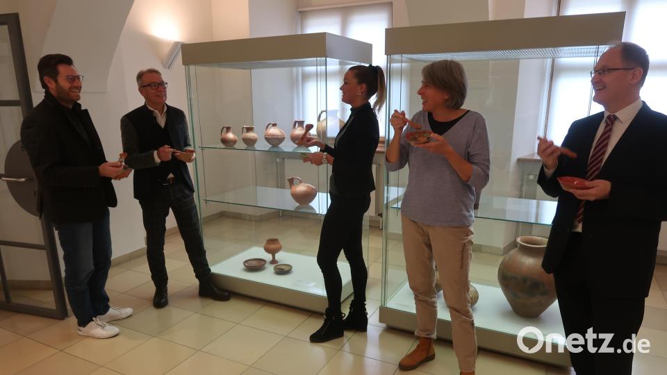 Über ein gelungenes Jahresprogramm freuen sich (von links) Christoph Skutella, Bürgermeister Reinhold Wildenauer, Stephanie Forster, Irene Fritz und Herbert Kuchlbauer. Bild: Kunz