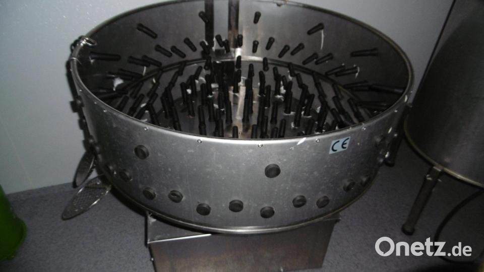 Teure Maschinen wie diese Rupfmaschine mussten angeschafft werden. Bild: mma