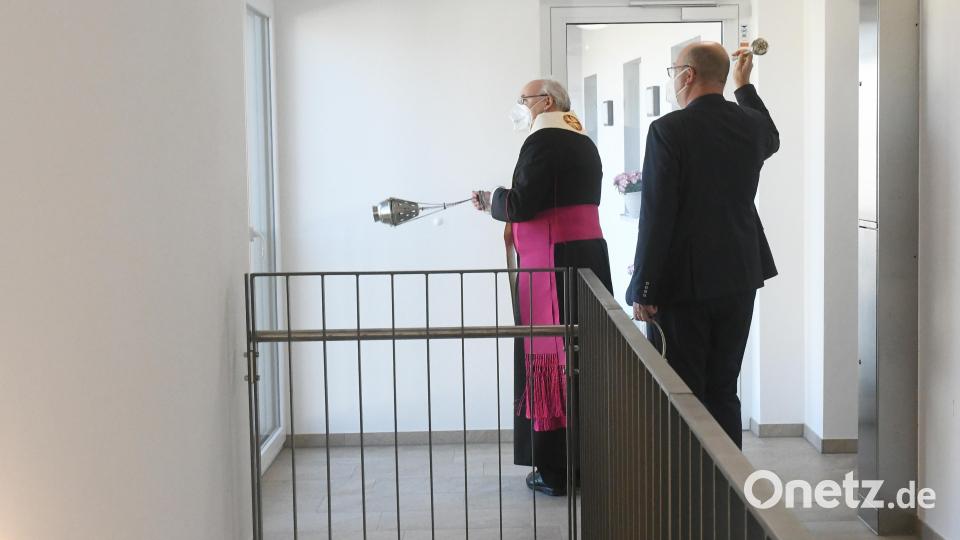Bischof Voderholzer segnet die Räume. Bild: Gabi Schönberger