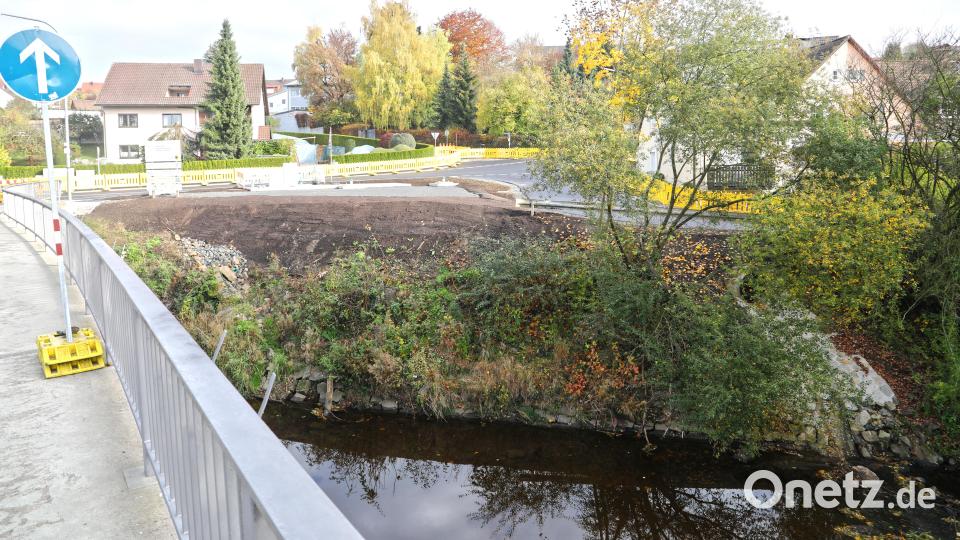 Fast so, als wäre nichts gewesen: Vom Regenüberlaufbecken sieht man, abgesehen von den Einstiegskästen, nichts. Bild: njn