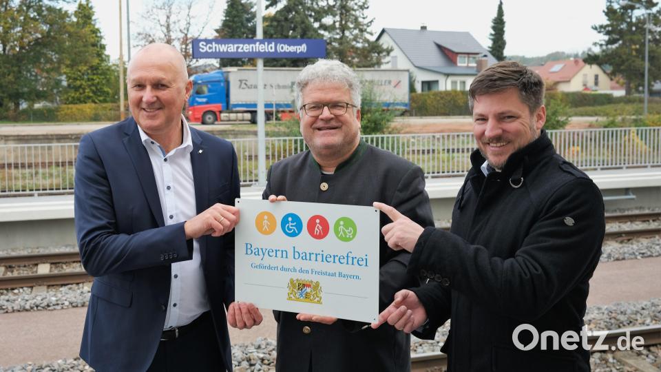 Bahnhofsmanager Walter Reichenberger, Ministerialrat Stefan Schell und Bürgermeister Peter Neumeier (von links) brachten das Signet "Bayern barrierefrei" am Bahnhof in Schwarzenfeld an. Bild: Hirsch