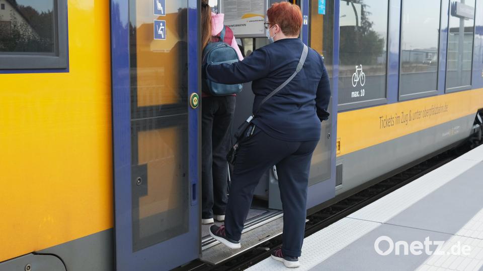 Bahnsteigkante und Einstieg liegen auf einer Höhe. Das erleichtert vor allem Rollstuhlfahrern und Eltern mit Kinderwägen den Zustieg. Bild: Hirsch