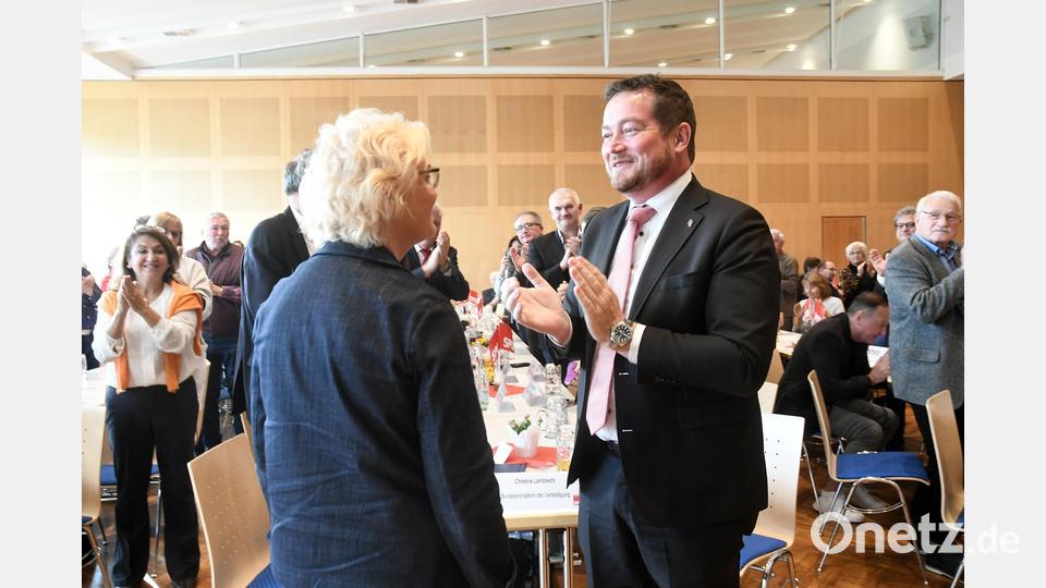 Bundestagsabgeordneten Uli Grötsch und die Besucher applaudieren am Ende der Rede. Bild: Gabi Schönberger