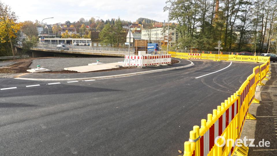 Die Thanner Straße wurde diese Woche bereits frisch asphaltiert, unter anderem mit der Feinschicht. Auf der linken Seite sind die Einstiegsschächte zu erkennen. Bild: njn