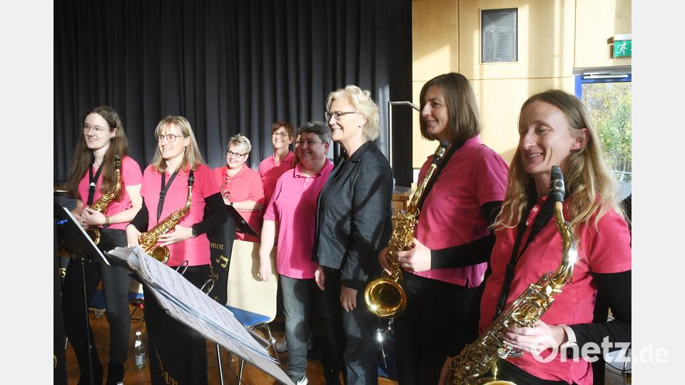 Von der Frauenpower der &quot;Damen Big Band&quot; Waidhaus ist Ministerin Christine Lambrecht begeistert. Bild: Gabi Schönberger