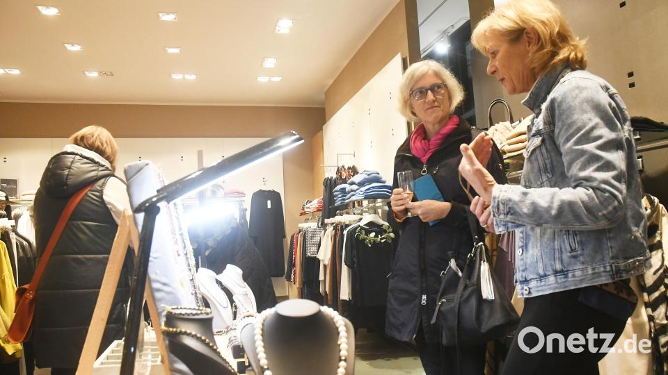 Eine Schmuckausstellung gibt es bei Betty Barclay zu sehen. Bild: Gabi Schönberger