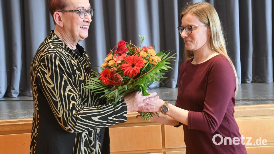 Stellvertretende Kreisvorsitzende Maria Sauer (links) erhält von Nicole Bäumler Blumen zum Dank für die Mitorganisation. Bild: Gabi Schönberger