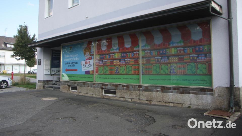 Noch ist der Laden nahe der beiden Pfarrkirchen leer. Im künftigen Dorfladen soll man - so der Wunsch der Gemeinde Krummennaab - ab dem kommenden Jahr einkaufen können. Bild: wro