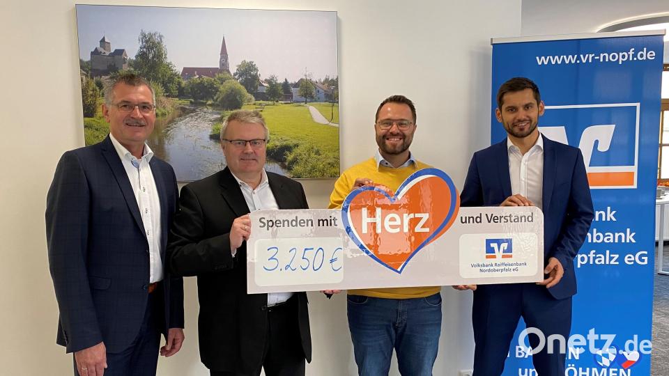 Die Übergabe des symbolischen Schecks mit (von links) Regionalmarktleiter Berthold Bauer, Geschäftsstellenleiter Wolfgang Meister, Bürgermeister Matthias Grundler und Individualkundenbetreuer Andreas Schuller. Bild: Volksbank Raiffeisenbank/exb