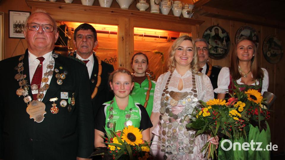 Die Königsproklamation stand bei der Schützengesellschaft &quot;Andreas Hofer&quot; an. Im Bild (von links) der neue Luftpistolen-König Stefan Kraus, Reimund Brunner, die neue Jugendkönigin Emma Riedel, Carina Thoma, Christina Schuller, Günther Schuller und die neue Schützenliesl Sarah Brunner. Es fehlt die neue Luftgewehr-Königin Sabrina Hößl, die von ihrer Schwester und Vizekönigin Christina Schuller vertreten wurde. Bild: kro