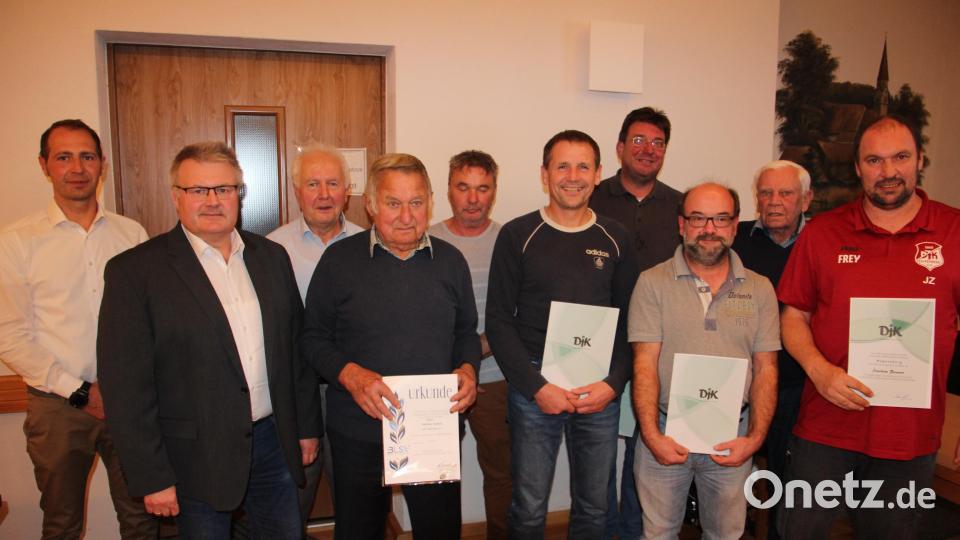 Langjährige und verdiente Mitglieder würdigte die DJK Falkenberg. Im Bild die Geehrten mit (von links) Vorsitzendem Markus Knoll, Vereinsehrenamtsbeauftragtem Wolfgang Meister und Siegmund Balk vom DJK-Diözesanverband . Bild: kro