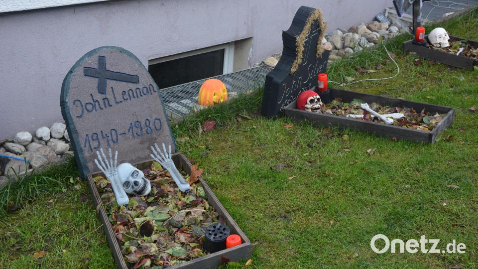 Jährlich verwandelt Wolfgang Fleischer seinen Garten in eine Grusel-Landschaft. Archivbild: jr