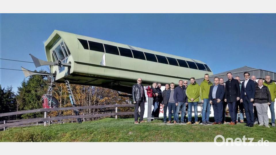 Das Bild zeigt die am Projekt beteiligten Planer, Verbandsräte, Bürgermeister, Gemeinderäte und Landrat Florian Wiedemann mit Mitarbeitern. Bild: Udo Bartsch/fph