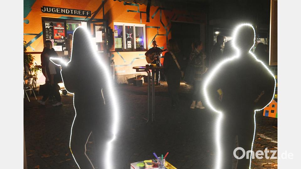 &quot;Kunstgenuss bis Mitternacht&quot; mit leuchtenden Höhepunkten vor dem Plan B. Bild: Gabi Schönberger