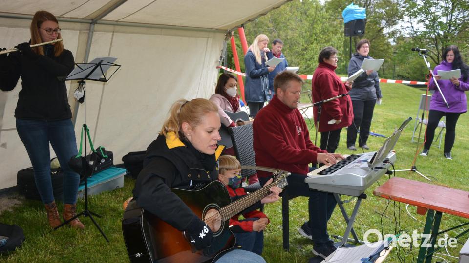 Die Musik- und Gesangsgruppe „Omnis“ feiert in diesen Tagen 25-jähriges Bestehen. Gestaltet werden Gottesdienste unterschiedlichster Art, wie etwa im Mai vergangenen Jahres im Stadtpark in Mitterteich. Archivbild: jr