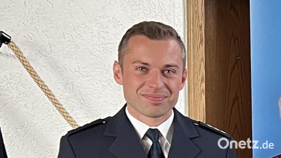 In großer Runde wurde Robert Feuerer in den Ruhestand verabschiedet. Im Bild von links Polizeipräsident Norbert Zink, Polizeihauptkommissar Dominik Höfner, Agnes Feuerer, Erster Polizeihauptkommissar Robert Feuerer, Landrat Thomas Ebeling, Bürgermeister Rudolf Teplitzky und Polizeivizepräsident Thomas Schöniger Bild: Polizeipräsidium Oberpfalz/exb