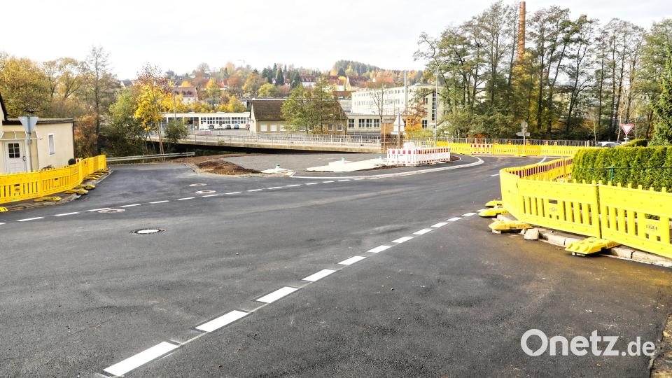 Die Thanner Straße wurde diese Woche bereits frisch asphaltiert, unter anderem mit der Feinschicht. Beim Regenüberlaufbecken sind nur die Einstiegsschächte zu erkennen. Bild: njn
