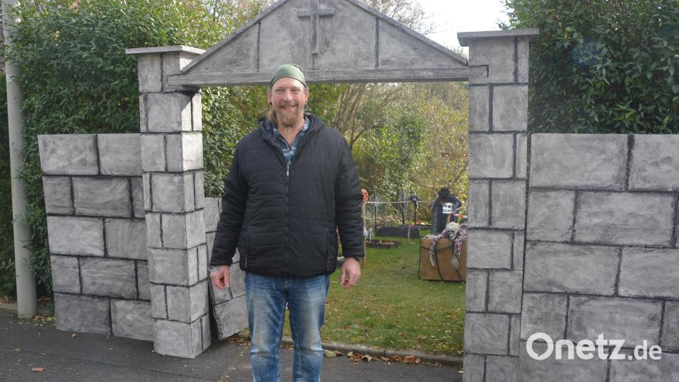 Wolfgang Fleischer verwandelt seinen Garten in Mitterteich auch heuer wieder in eine Halloween-Landschaft. Bild: jr