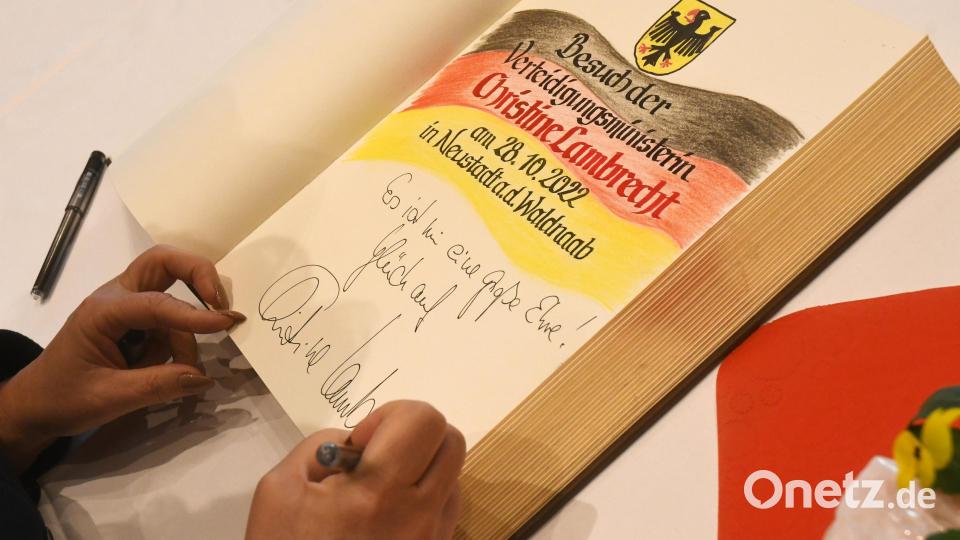 &quot;Es ist mir eine Ehre. Glück auf!&quot; notiert die Ministerin ins Goldene Buch. Bild: Gabi Schönberger
