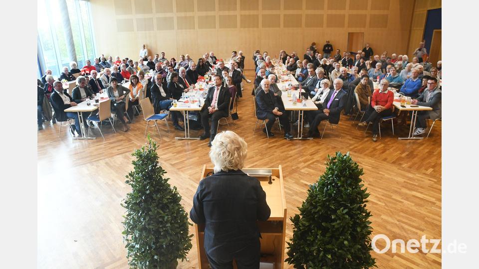Rund 180 Besucher lauschen den Worten der Ministerin. Ihre Rede dauert exakt 45 Minuten. Bild: Gabi Schönberger