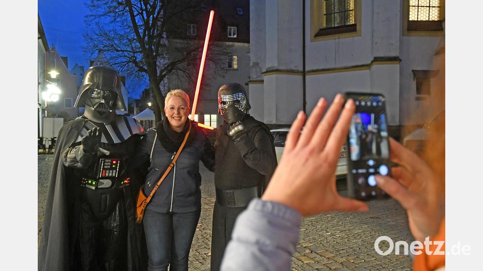 Die Besucher machen Fotos mit Darth Vader vor der Galerie Recknagel. Bild: Gabi Schönberger