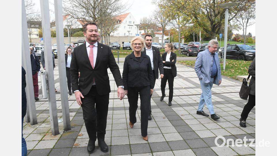 In Begleitung von Bundestagsabgeordneten Uli Grötsch trifft Bundesministerin Christine Lambrecht in Neustadt ein. Bild: Gabi Schönberger