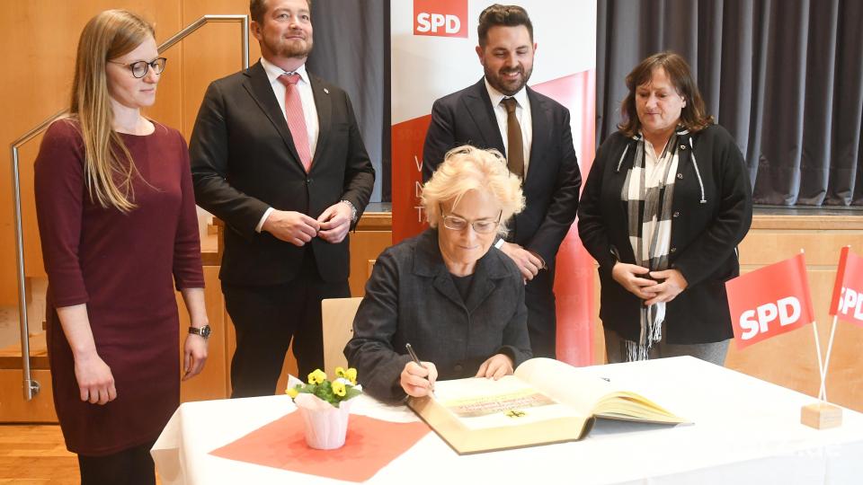 Nicole Bäumler (von links), Uli Grötsch, Markus Dippold und Marianne Schieder schauen Ministerin Christine Lambrecht beim Eintrag ins Goldene Buch der Stadt über die Schulter. Bild: Gabi Schönberger