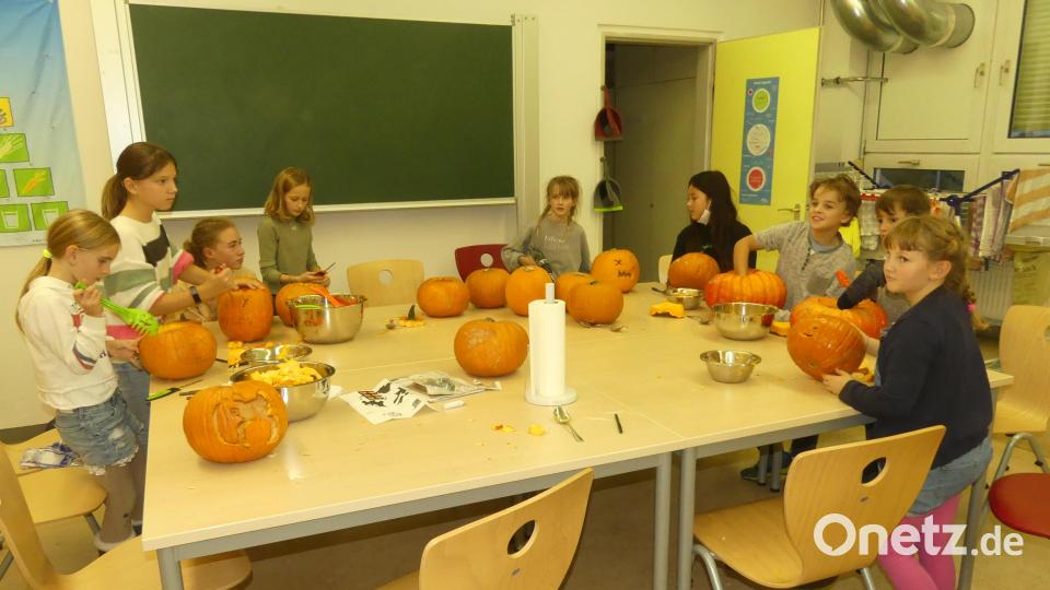 Zum Abschluss des Kürbisjahrs schnitzen die Eschenbacher Kinder Kürbisse für Halloween. Bild: rn