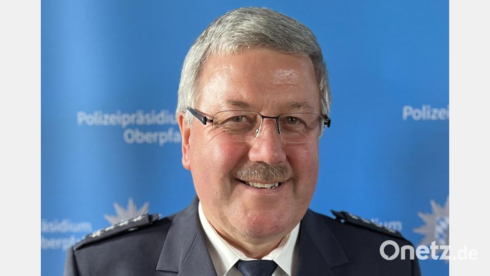 "Übrig bleibt ein zufriedenes Gefühl, immer den richtigen Beruf gewählt zu haben." (Robert Feuerer, scheidender Leiter der Polizeiinspektion Oberviechtach) Bild: exb