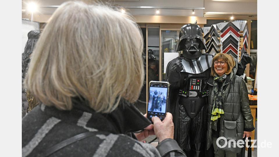 Die Besucher machen Fotos mit Darth Vader vor der Galerie Recknagel. Bild: Gabi Schönberger