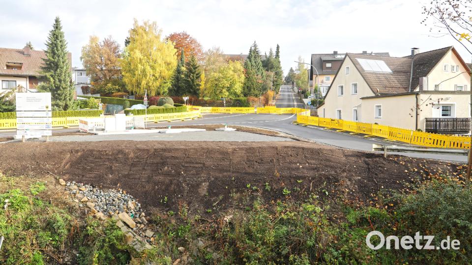 Fast so, als wäre nichts gewesen: Vom Regenüberlaufbecken sieht man, abgesehen von den Einstiegskästen, nichts. Bild: njn