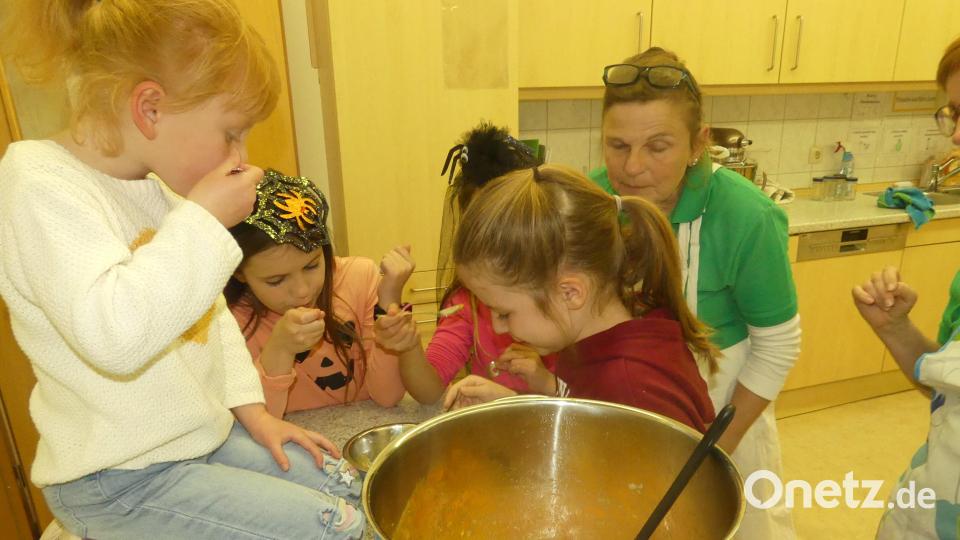 Beim Abschmecken der Kürbissuppe dürfen alle mal probieren. Bild: rn