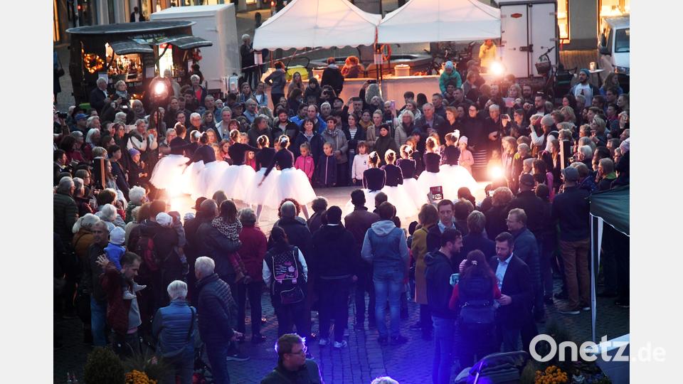 Hunderte Menschen stehen vor der Bühne beim Alten Rathaus und schauen sich die Eröffnung des Kunstgenusses an. Bild: Gabi Schönberger