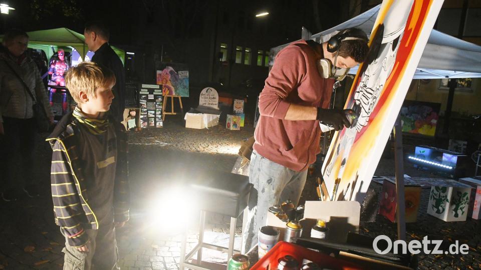 Ein Künstler bringt live ein Bild mit Graffiti auf die Leinwand. Bild: Gabi Schönberger