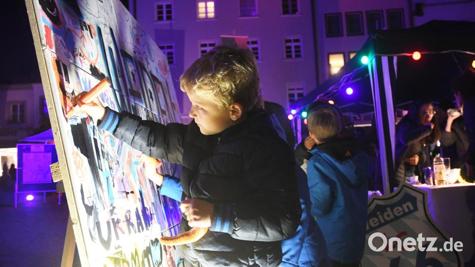 Live entsteht ein Kunstwerk am Oberen Markt in Weiden. Bild: Gabi Schönberger