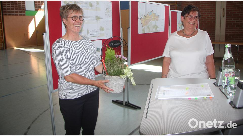 Seniorenbeauftragte Anneliese Krenkel (rechts) bedankte sich bei Marion Höcht (links) mit Blumen. Bild: wro