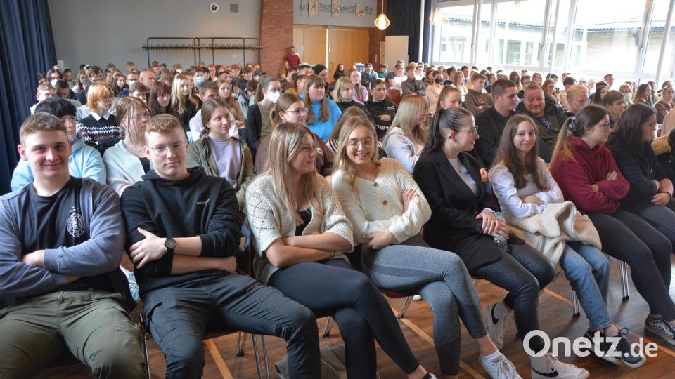 Gut 200 Schüler der FOS Marktredwitz schauten sich das moderne Theaterstück live an. Das Stück regte zum Nachdenken an. Bild: jr