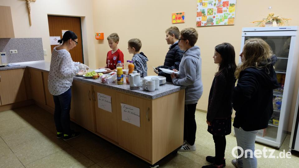 Frühstücks-Lotsin Barbara Achammer (links) bestückt die Teller der wartenden Mittelschüler. An drei Tagen pro Woche ist sie im Einsatz. Bild: Mittelschule Mitterteich/exb