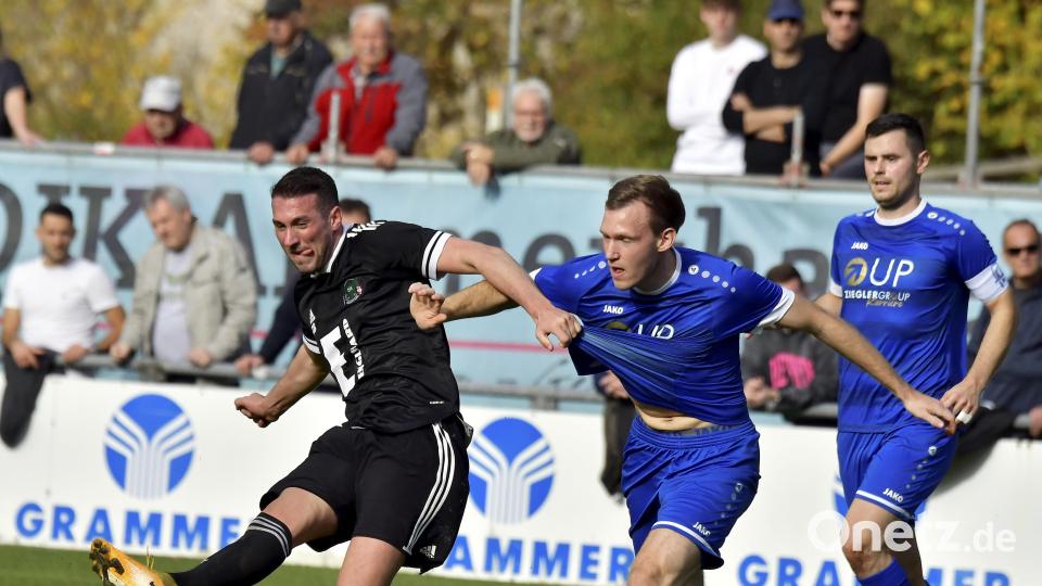 Mit Haken und Ösen wurde im Mittelfeld um jeden Ball gekämpft: In dieser Szene duellieren sich Mergim Bajrami (links) von der DJK Ammerthal und Sven Kopp (Mitte) von der SpVgg SV Weiden, beobachtet von Kapitän Stefan Graf (rechts, Weiden). Bild: Hubert Ziegler
